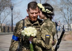 Ukrajinští vojáci, muž a žena