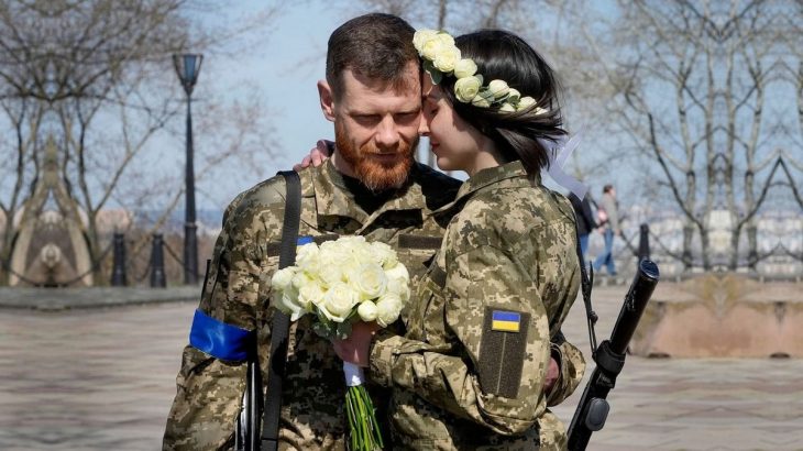 Ukrajinští vojáci, muž a žena