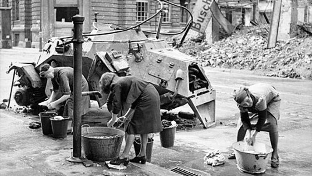 Německé ženy perou ve zničeném Berlíně