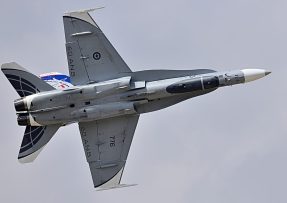 Kanadský CF-18 Hornet s namalovaným falešným krytem kokpitu