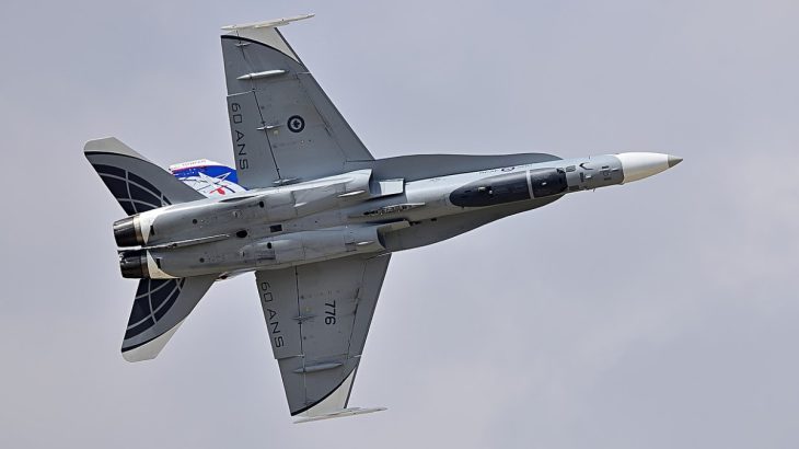 Kanadský CF-18 Hornet s namalovaným falešným krytem kokpitu