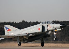 Japonský F-4EJ Phantom II při vzletu