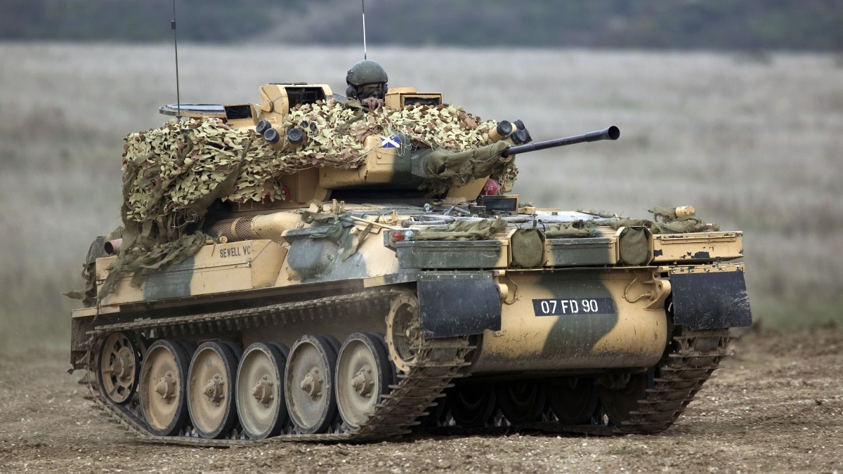 Obrnění průzkumníci FV107 Scimitar z Británie jsou „prcci“, ale natřou to i některým tankům a letadlům; zářit mohou i na Ukrajině