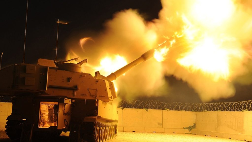 Noční střelba z M109A6 Paladin v Iráku