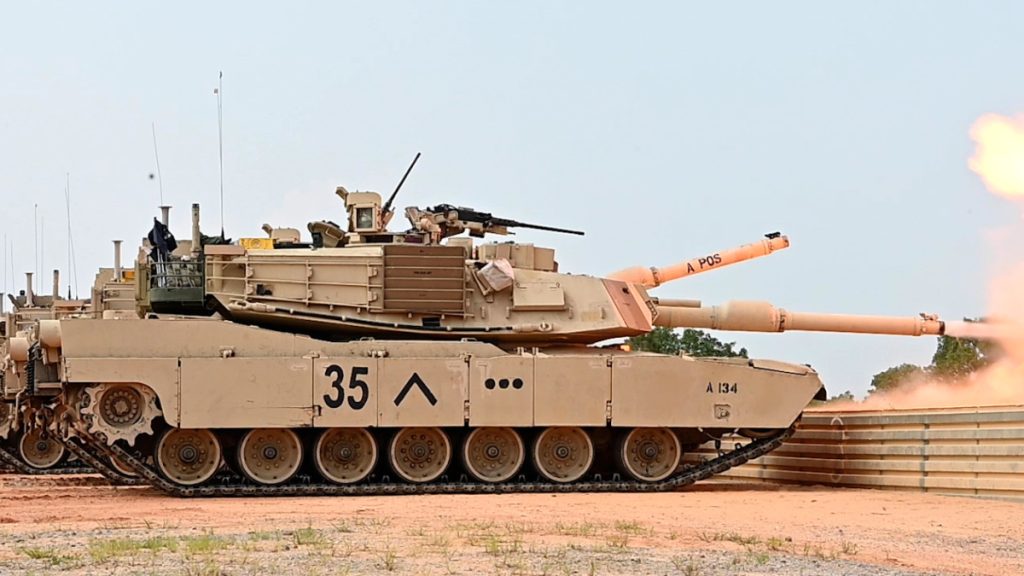 Tank M1A1 Abrams při střelbě