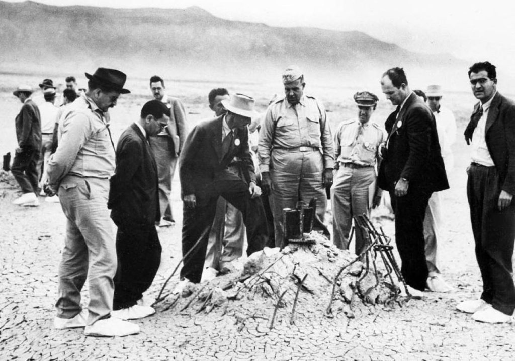 Oppenheimer a jeho tým na místě prvního atomového testu Trinity,1945