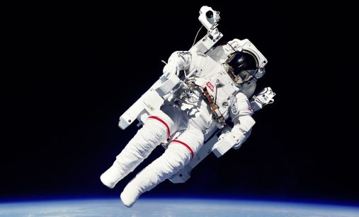 Astronaut ve vesmíru