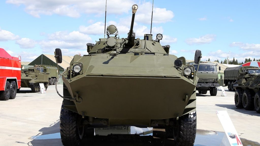Obrněný transportér BTR-90 zepředu