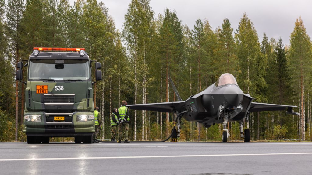 Norský F-35A na dálnici ve Finsku tankuje palivo
