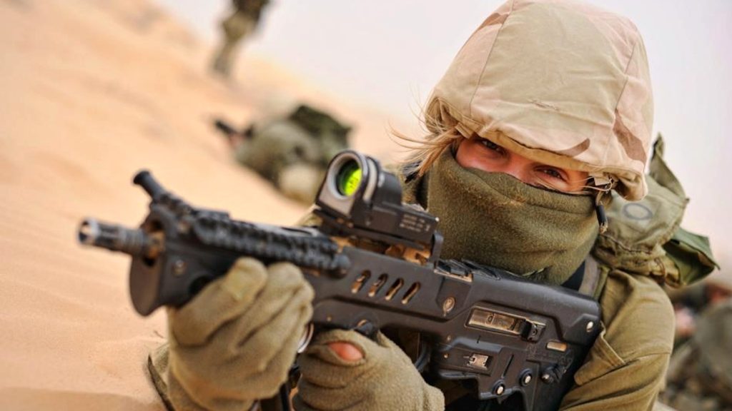 Izraelská vojačka s puškou Tavor