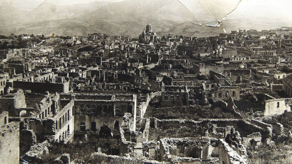 Město Suša po masakru Arménů v roce 1920