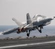 Letoun F/A-18 Super Hornet nad palubou letadlové lodi USS Gerald R. Ford
