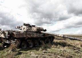 Zničený tank v poli