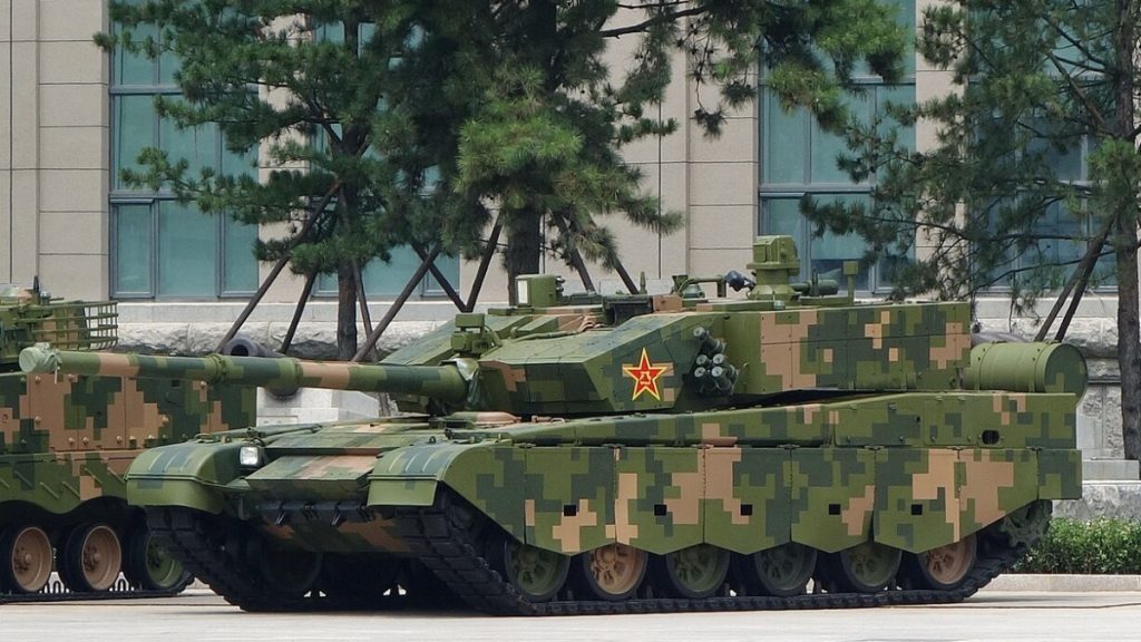Boční pohled na čínský tank ZTZ-99A