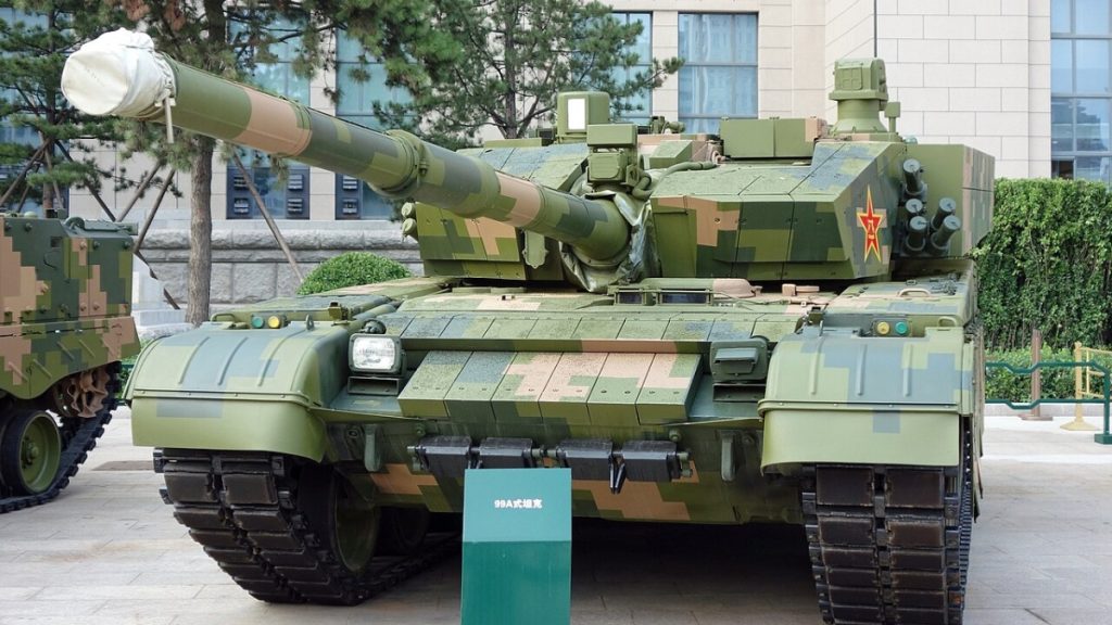 Předek tanku ZTZ-99A a bloky reaktivního pancéřování
