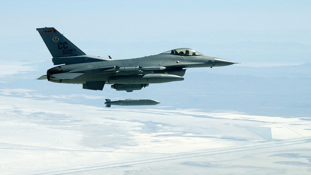 Letoun F-16 odhazuje klouzavou pumu AGM-154 JSOW