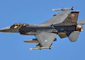 Letoun F-16 s výzbrojí