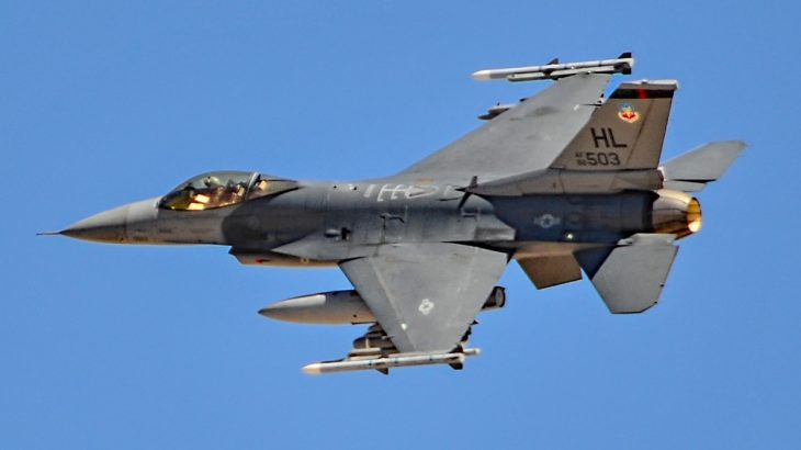 Letoun F-16 s výzbrojí