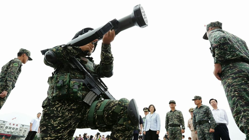Voják demonstruje použití raketometu Kestrel