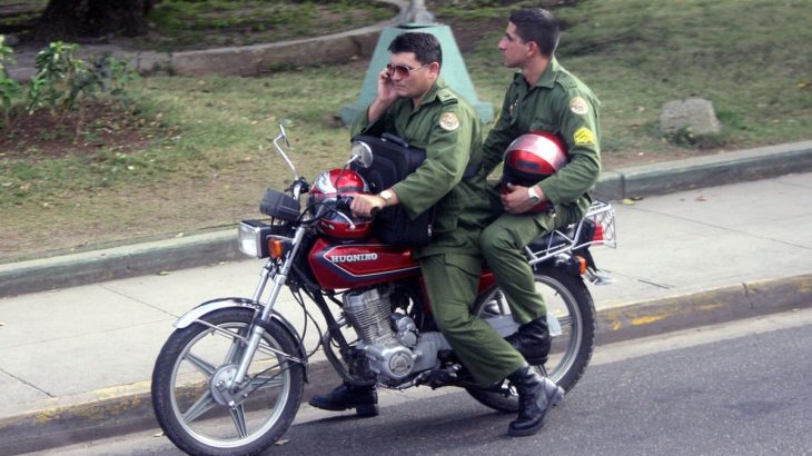 Kubánští vojáci na motorce