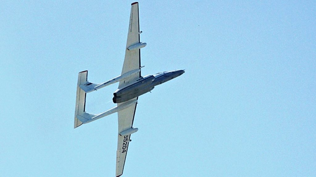 Při letu se stroj M-55 Geophysica spoléhá na křídla o rozpětí 37,5 metru