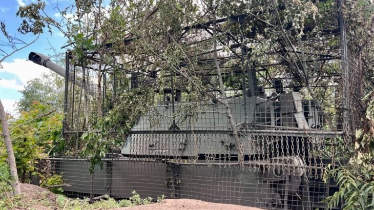 Houfnice M109A4 v protidronové kleci