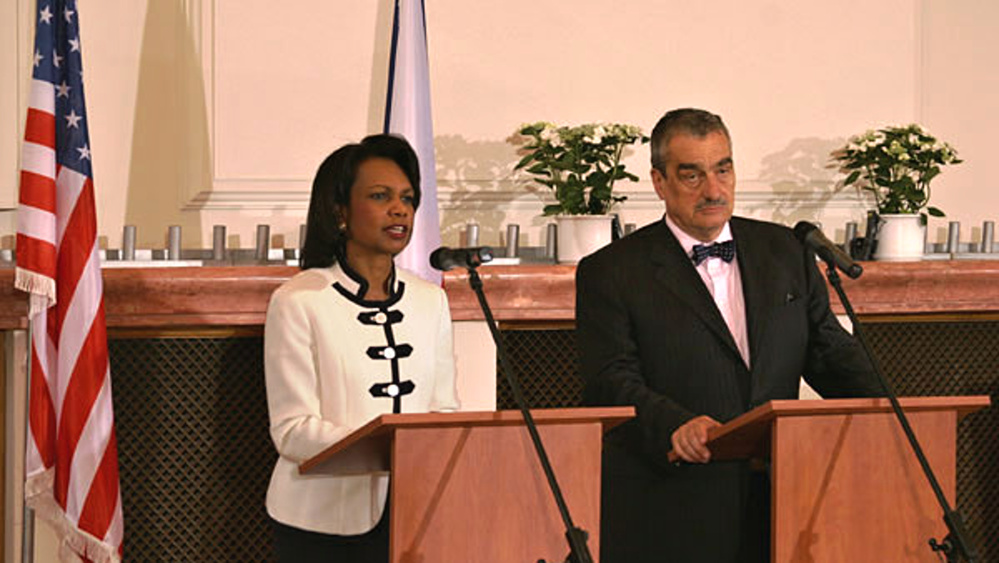 Karel Schwarzenberg a Condoleezza Riceová spolu podepsali dohodu o radaru v Brdech