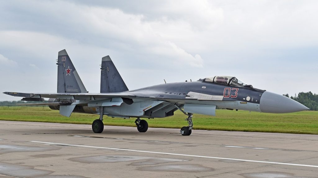 Ruský Su-35S na letištní ploše