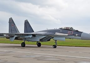 Ruský Su-35S na letištní ploše