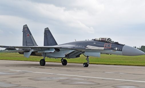 Ruský Su-35S na letištní ploše