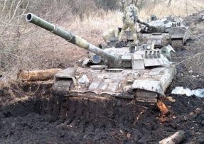 Tanky uvízlé v ukrajinské rasputici