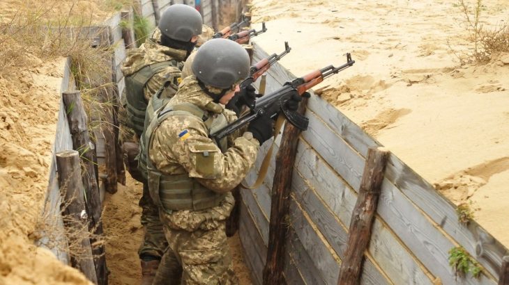 Ukrajinští vojáci v zákopu