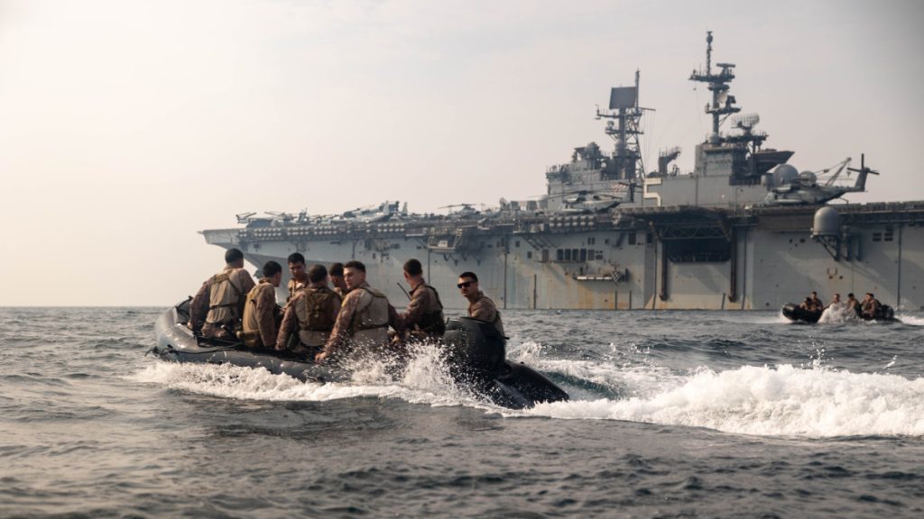 Mariňáci cvičí v sousedství útočné obojživelné lodi USS Bataan
