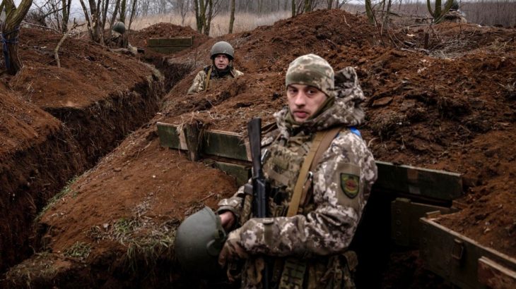 Ukrajinští vojáci v zákopech
