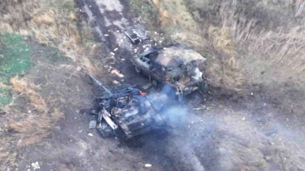 Zničený ruský tank a pravděpodobně bojové vozidlo při útoku na Vuhledar