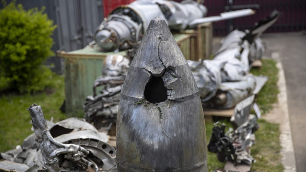 Zbytky sestřelených raket Ch-47M2 Kinžal v Kyjevě