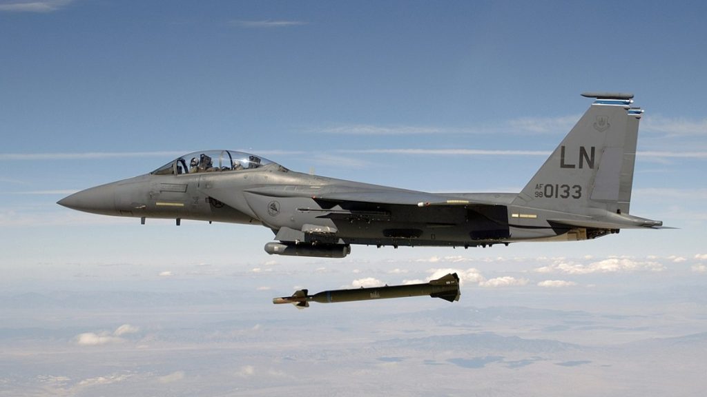 Letoun F-15E shazuje protibunkrovou pumu GBU-28