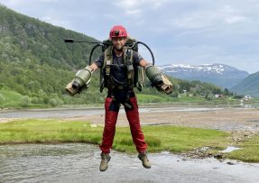 Jetpack umožňuje let člověka nad terénem