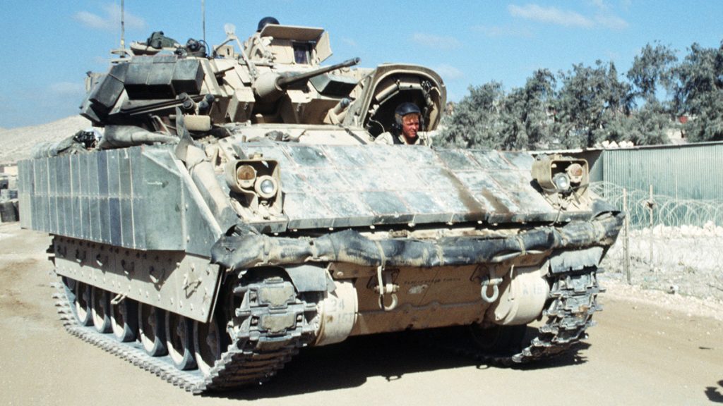 M2 Bradley s bloky reaktivního pancéřování