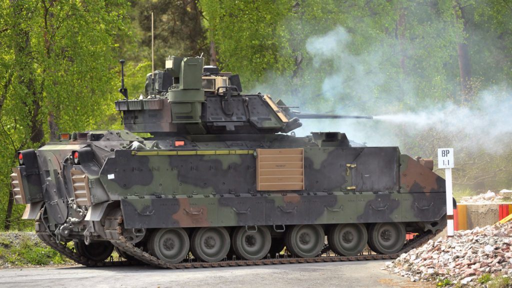 Vozidlo M2 Bradley při střelbě z kanonu