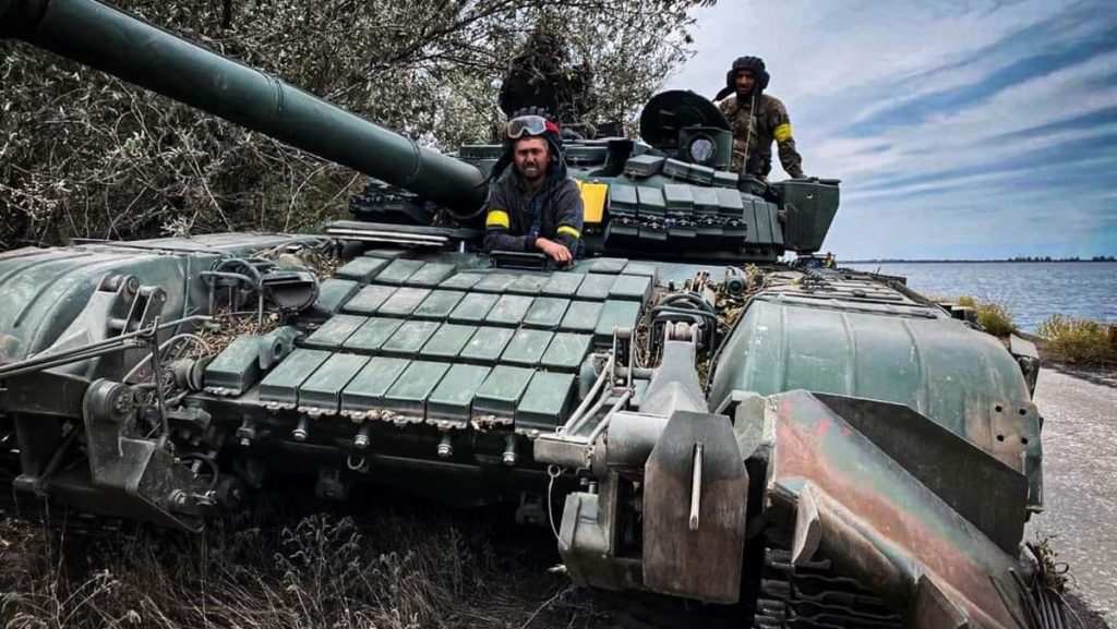 Ukrajinský tank T-72 s kostkami reaktivního pancéřování