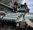 Ukrajinský tank T-72 s kostkami reaktivního pancéřování