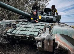 Ukrajinský tank T-72 s kostkami reaktivního pancéřování