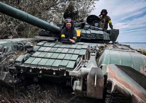 Ukrajinský tank T-72 s kostkami reaktivního pancéřování