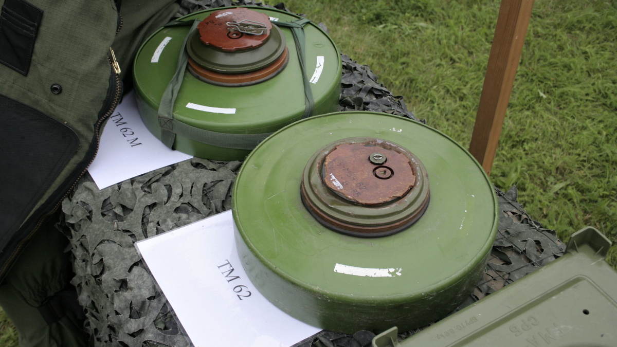 Video z helmy: zákopy a bunkry lze velmi účinně čistit i za pomoci protitankových min, které je dokáží doslova rozervat