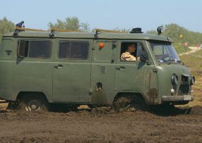 Vozidlo UAZ-452 zvládá i obtížný terén