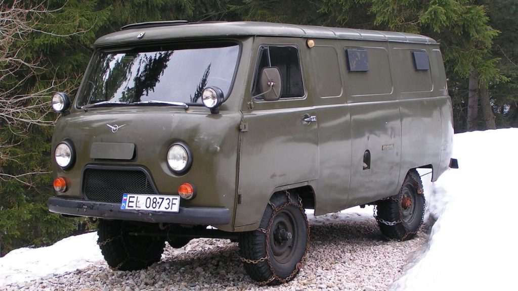 Vozidlo UAZ-452 se sněhovými řětězy