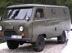 Vozidlo UAZ-452 se sněhovými řětězy