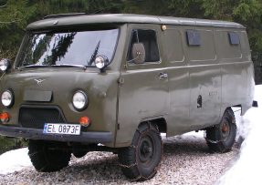 Vozidlo UAZ-452 se sněhovými řětězy