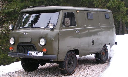 Vozidlo UAZ-452 se sněhovými řětězy